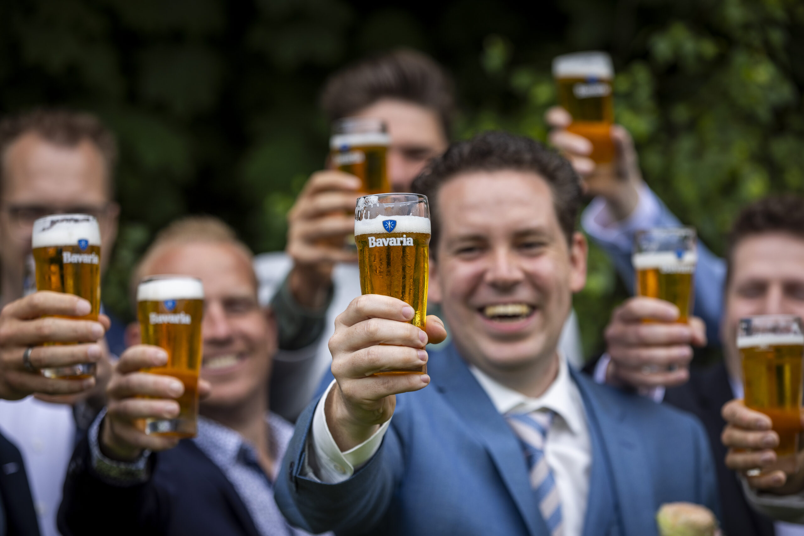 feestende mannen die glazen bier omhoog houden